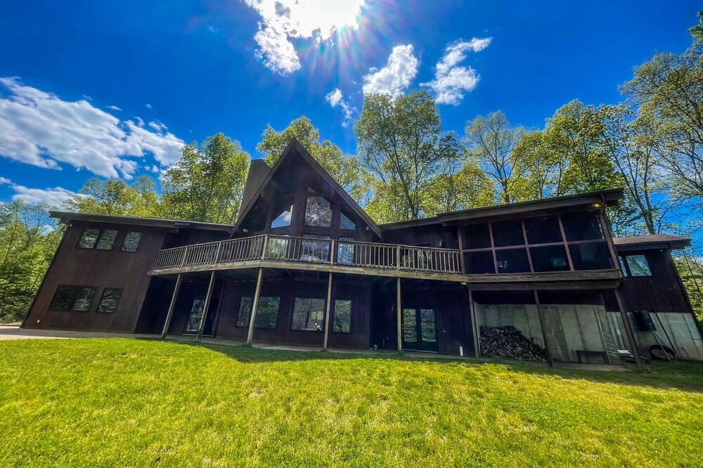 Secluded Luxury Lodge Overlooking Private 28 Acre Lake near Hocking Hills Region