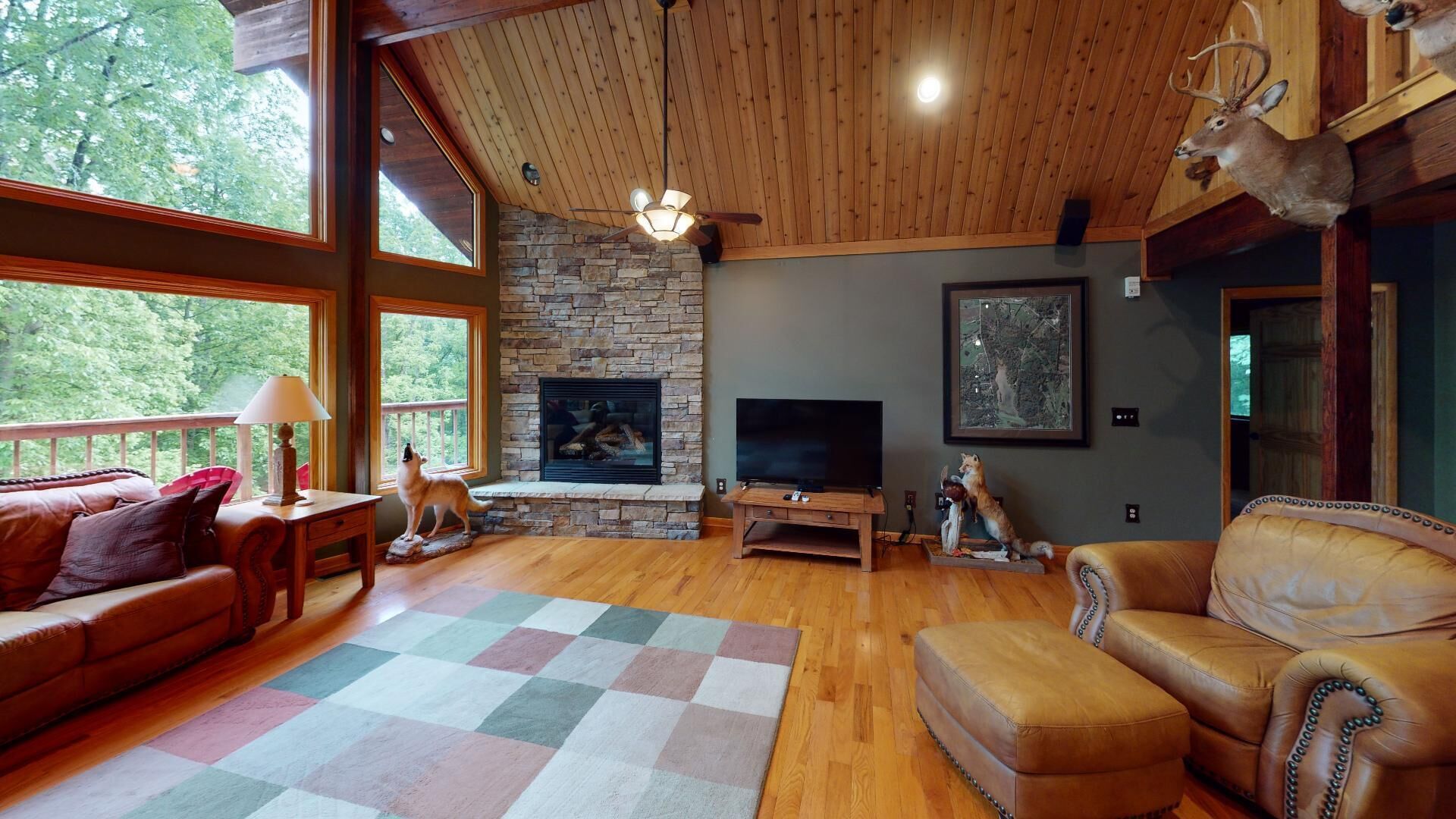 Secluded Luxury Lodge Overlooking Private 28 Acre Lake near Hocking Hills Region