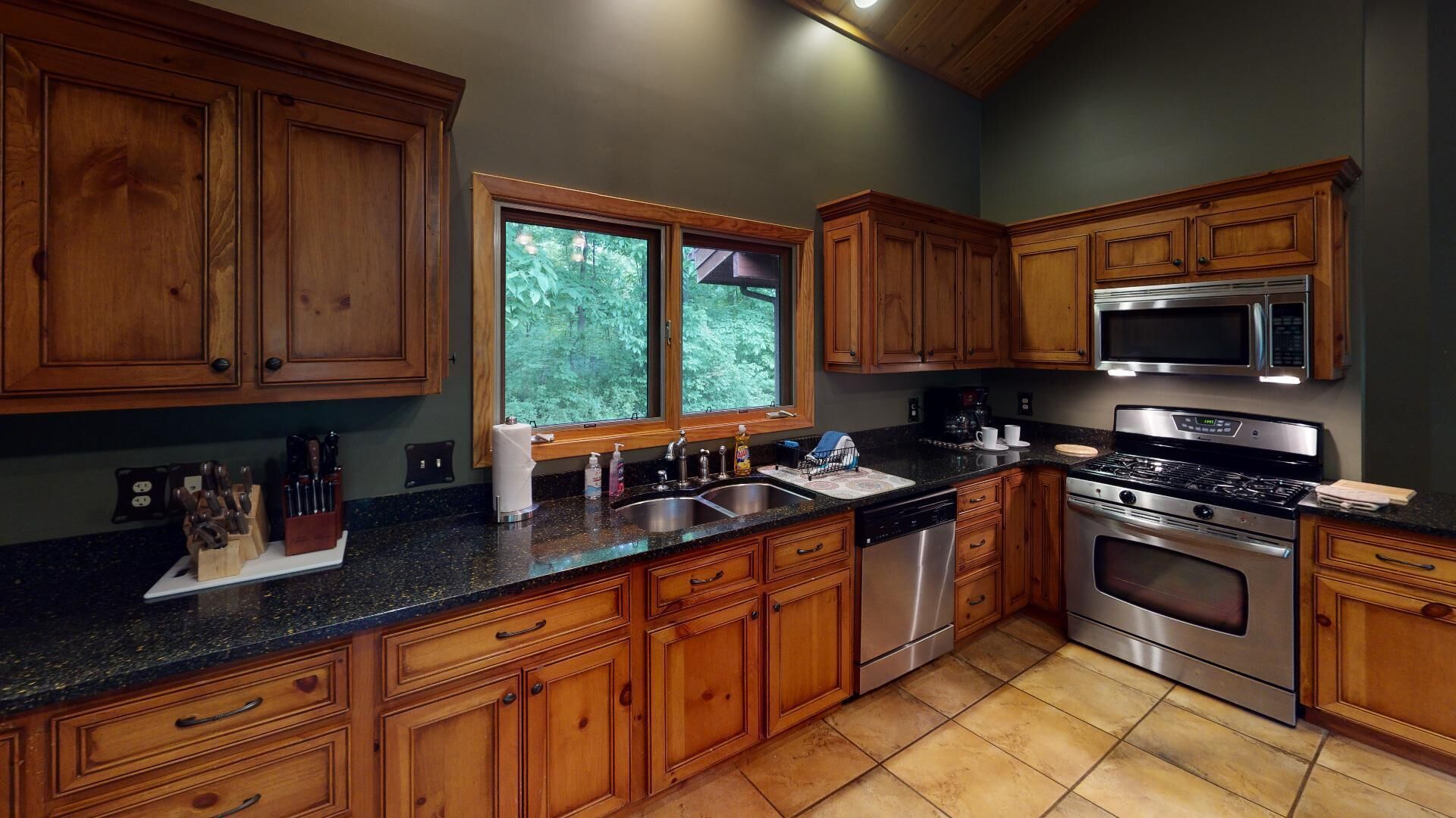 Secluded Luxury Lodge Overlooking Private 28 Acre Lake near Hocking Hills Region