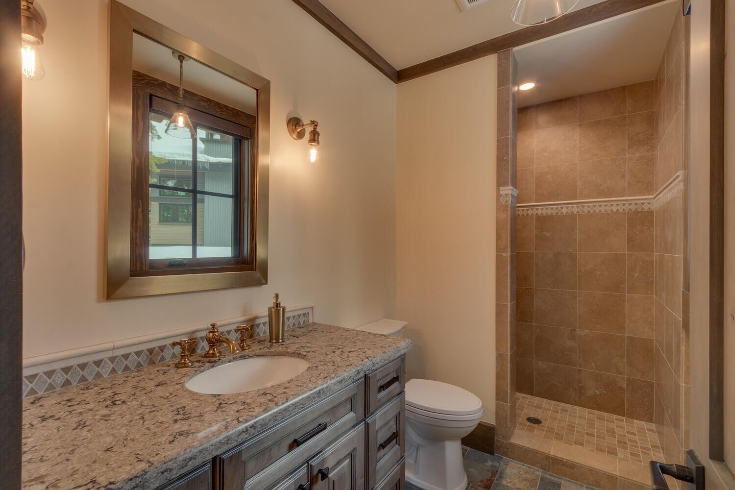 Een badkamer met wastafel, toilet en douche.