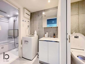 Badewanne, Haartrockner, Handtücher, Seife