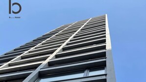 Un bâtiment moderne avec une enseigne bien visible indiquant « Neko Yard ».