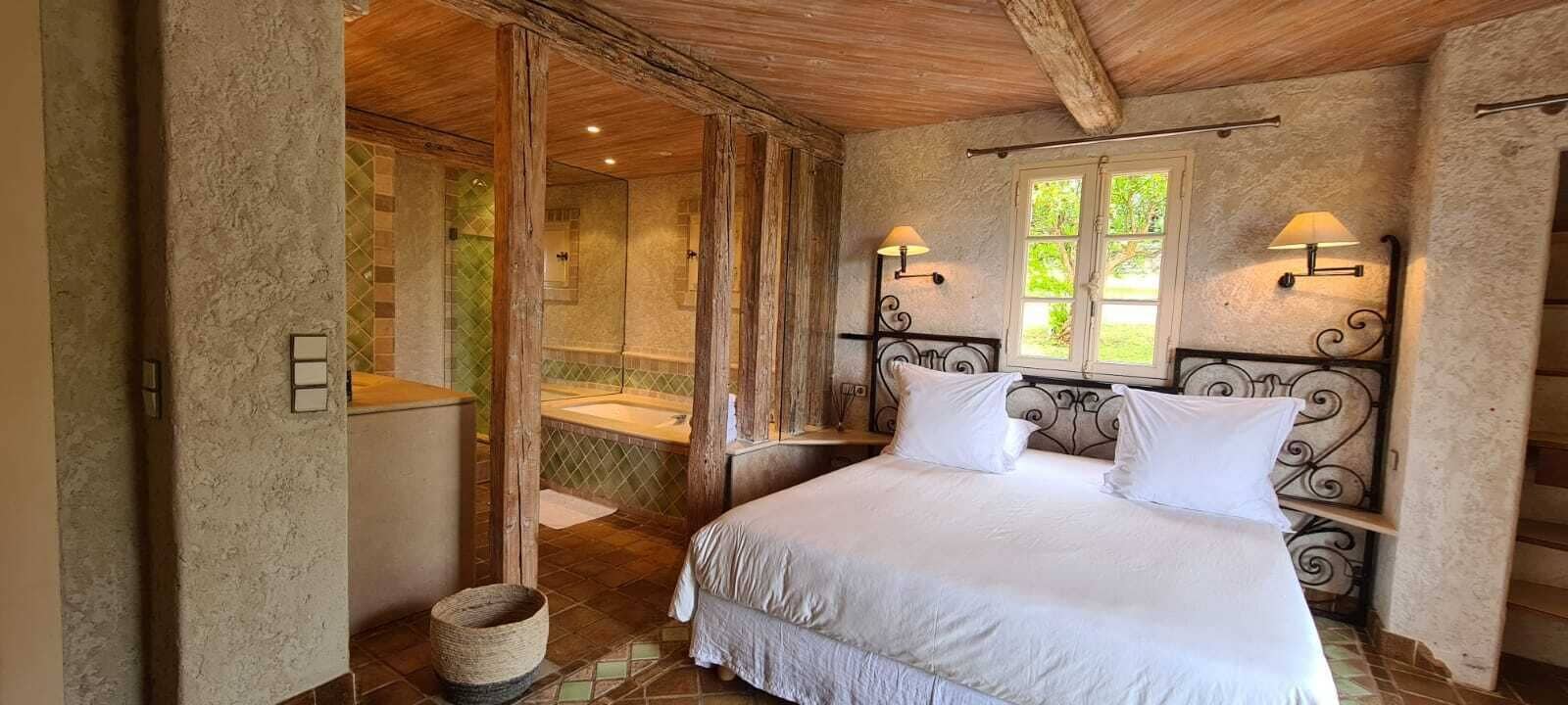 5 bedrooms, travel crib, WiFi, bed sheets