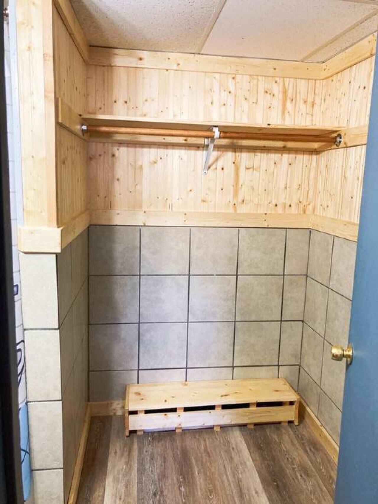 Hiustenkuivaaja, pyyhkeet, saippua, sampoo