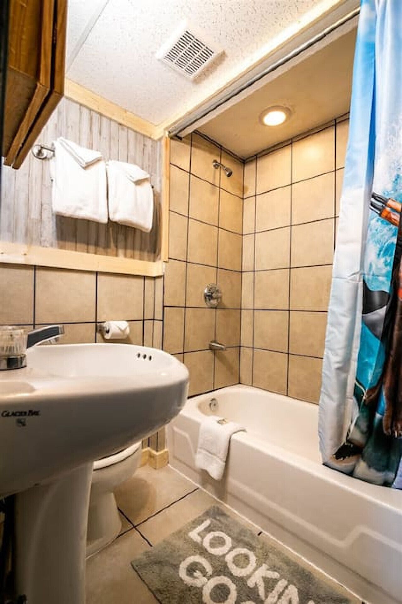A bathroom with a sink, toilet, and bathtub.