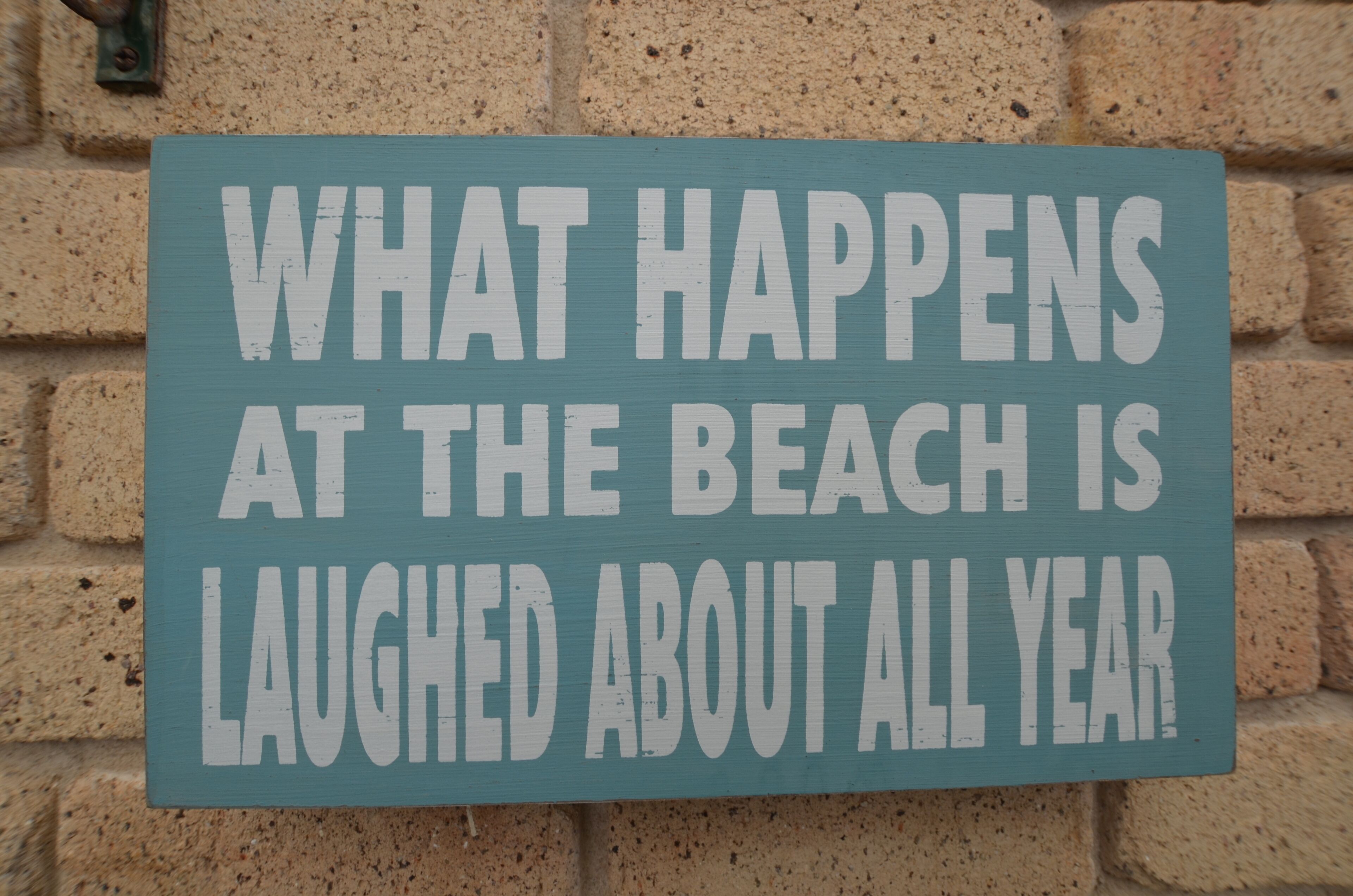 Ein Schild mit dem Aufdruck: 'Was am Strand passiert, wird das ganze Jahr über zum Thema Witze'.