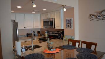 Een koelkast, een magnetron, een oven, een kookplaat