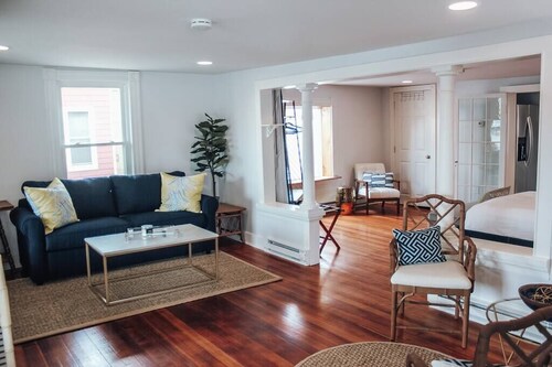 Modern Chic 1-BR Unit in the Cottages on James