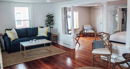 Modern Chic 1-BR Unit in the Cottages on James