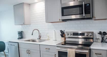 Modern Chic 1-BR Unit in the Cottages on James