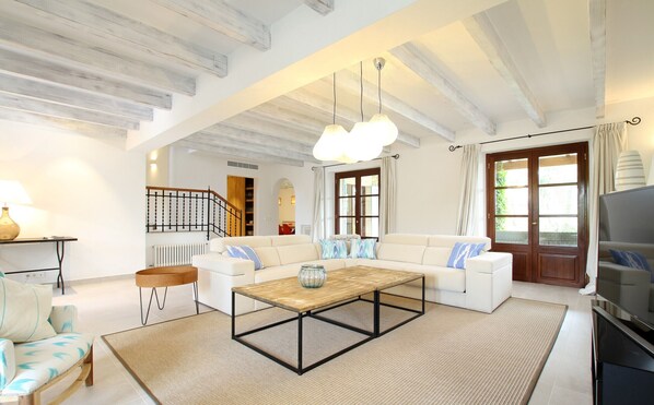 TV, caminetto, tavolo da ping pong