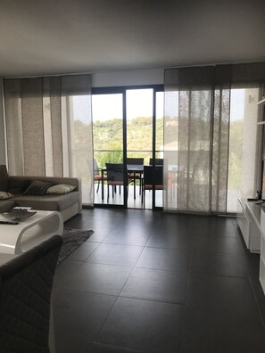 Télévision, lecteur de DVD, chaîne hi-fi