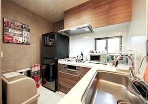 Fridge, microwave, stovetop, cookware/dishes/utensils