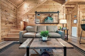 Smart TV, fireplace, video games, table football - Spacious 5 BR/Triple Deck/View from top/close to all attractions in Gatlinburg. (Gatlinburg)
