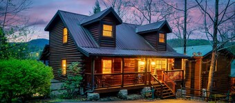 Spacious 5 BR/Triple Deck/View from top/close to all attractions in Gatlinburg.