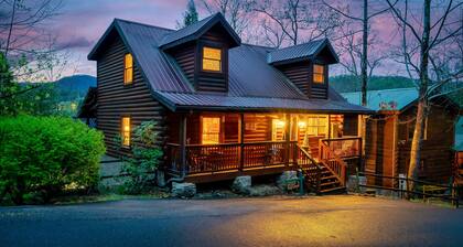 Spacious 5 BR/Triple Deck/View from top/close to all attractions in Gatlinburg.