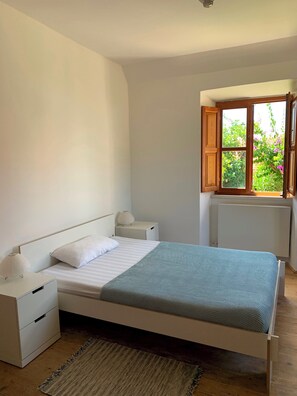 5 bedrooms, iron/ironing board, bed sheets