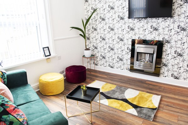 Smart TV, fireplace