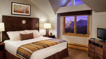 4 bedrooms, desk, iron/ironing board, travel crib