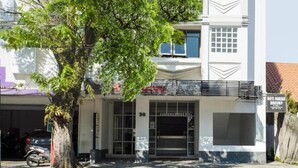 A building with a modern facade, large windows, and a visible entrance. - OYO 3743 Gania Hotel (Bandung)