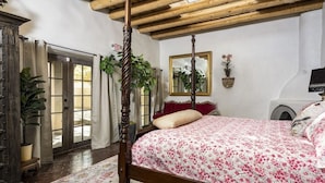 4 bedrooms, iron/ironing board, travel cot, WiFi - Joyful and Spacious 100 Year Old Adobe! (Santa Fe)