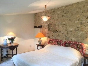 2 chambres, fer et planche à repasser