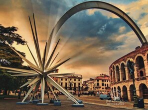 A modern sculpture in an open square with historical buildings in the background. - BED & BREAKFAST FABLAS, Borgo Trento - Verona (Verona)