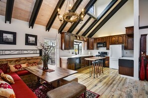 Interior - Big 5bd Julian Country Home! 5min to downtown Julian, wineries, hiking. (Julian)