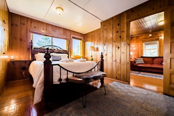 2 bedrooms, iron/ironing board, free WiFi, bed sheets - SALE! Hot Tub * King Bed * EV Charger * Wood Stove (Estes Park)