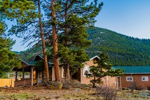 Exterior - SALE! Hot Tub * King Bed * EV Charger * Wood Stove (Estes Park)