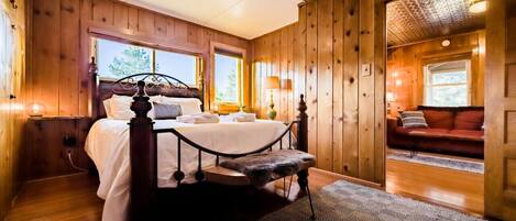 1 slaapkamer, een bureau, een strijkplank/strijkijzer, reisbedje