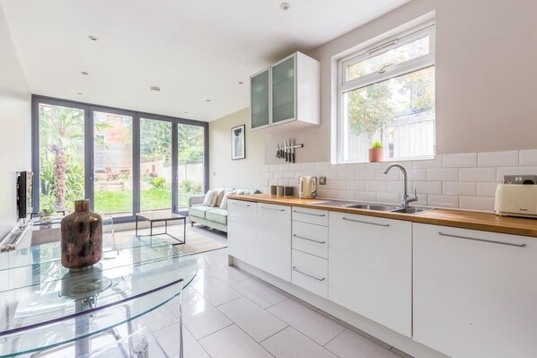 Interior - 2 Bed Garden Flat in Acton (London)