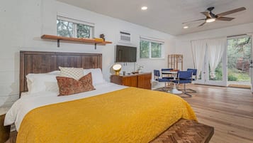 Une chambre avec un grand lit, un bureau et une chaise.