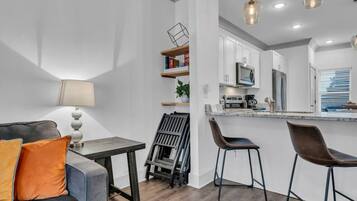 Una televisión, una oficina