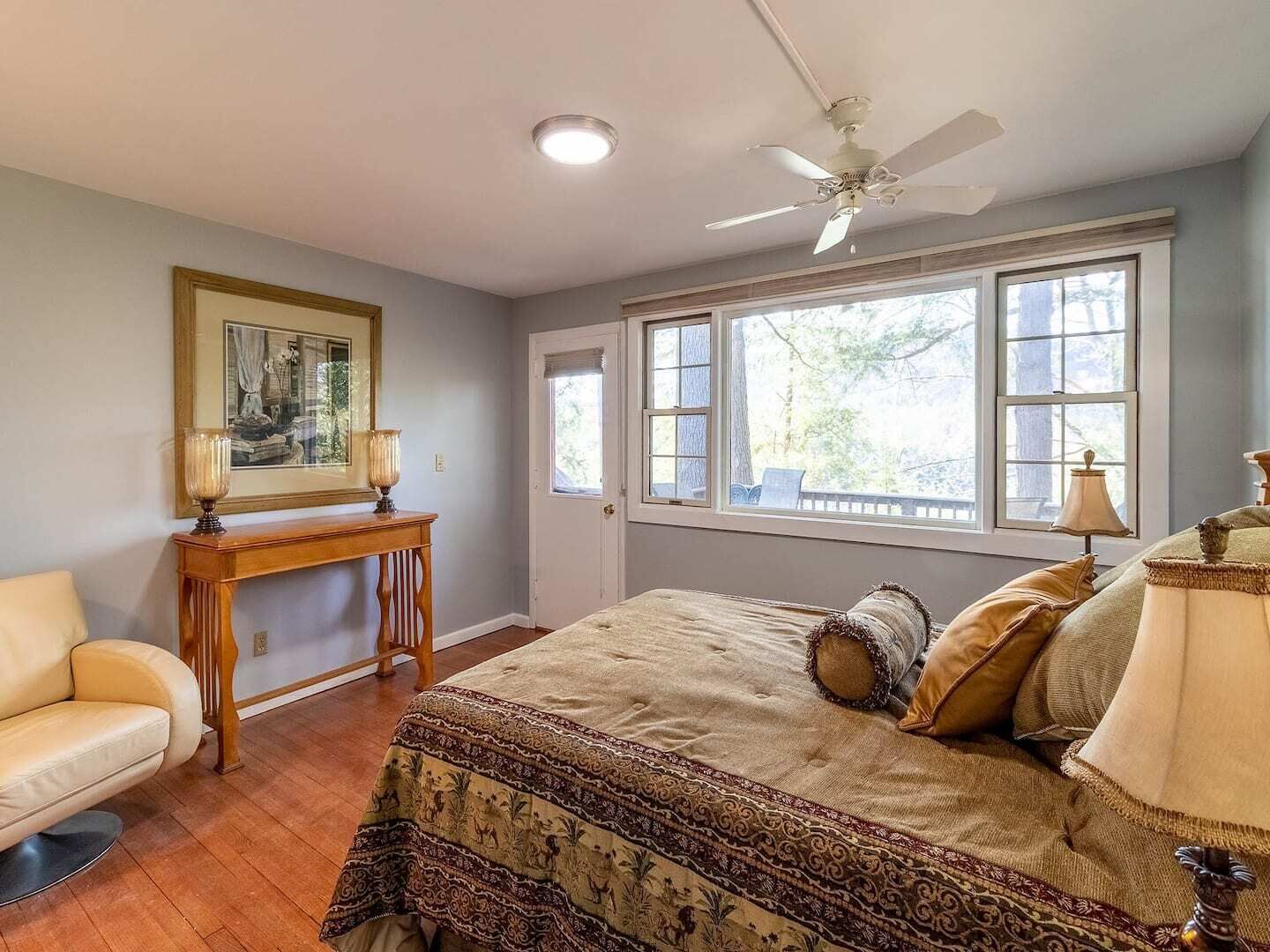 4 habitaciones, tabla de planchar con plancha y cuna de viaje 