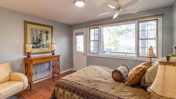 4 habitaciones, tabla de planchar con plancha y cuna de viaje