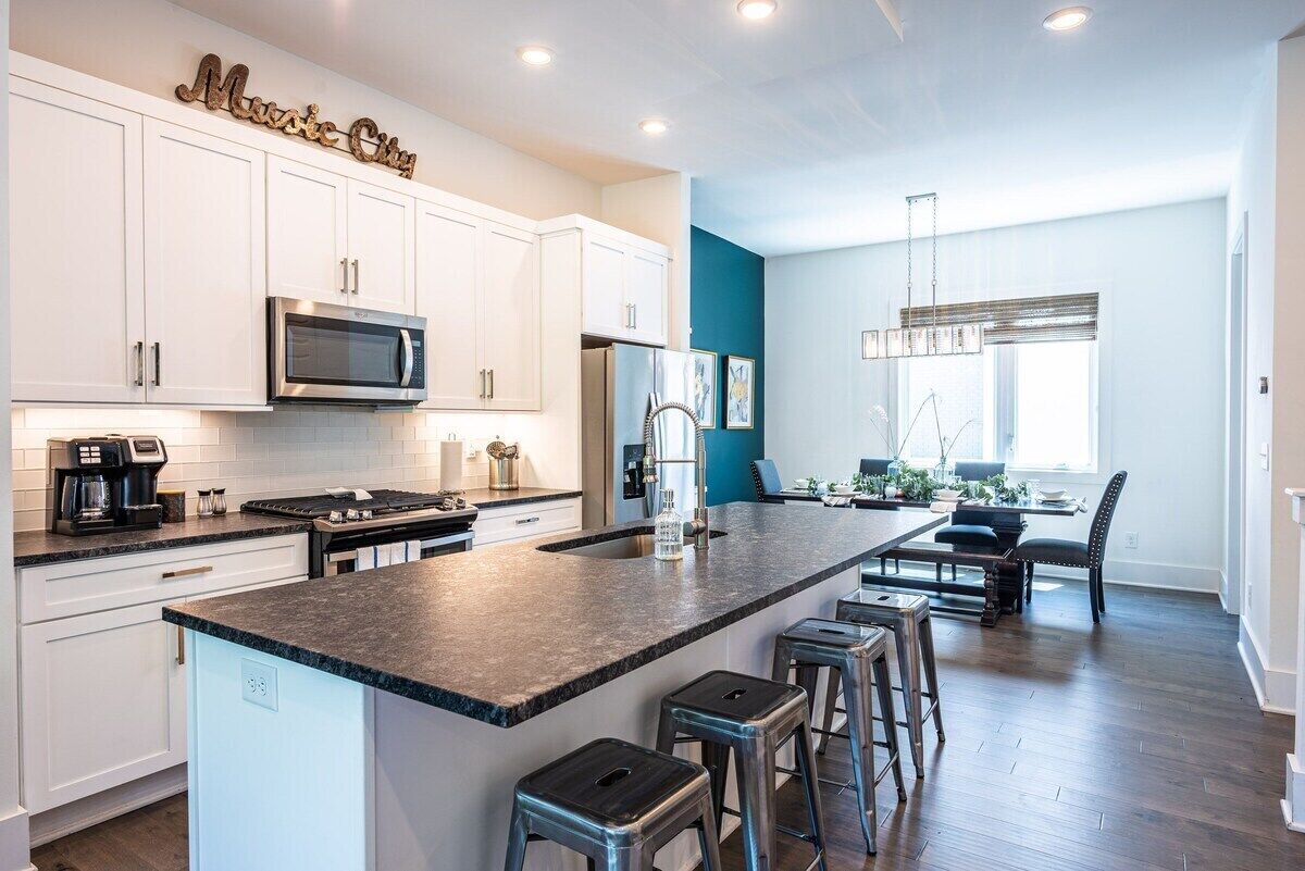 Beautiful Townhome 10 Min. to Broadway *Sleeps 10*