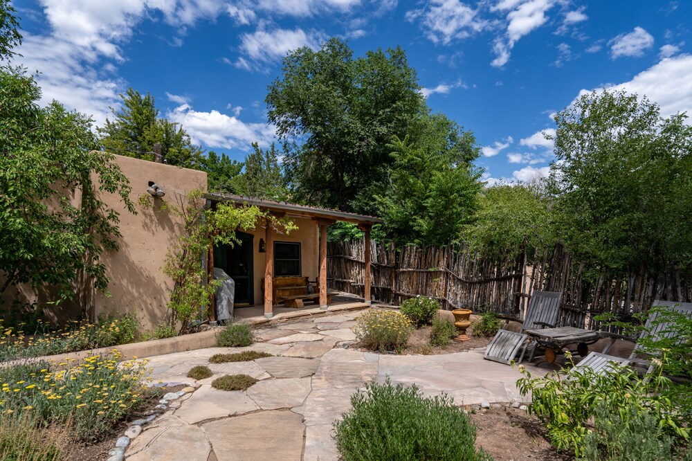 El Nido Lane Tesuque | Fireplaces, Walk to Plaza
