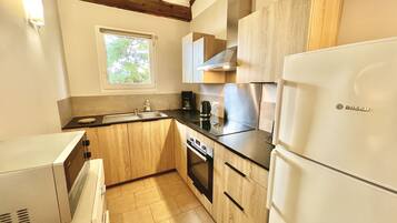 Réfrigérateur, micro-ondes, four, plaque de cuisson