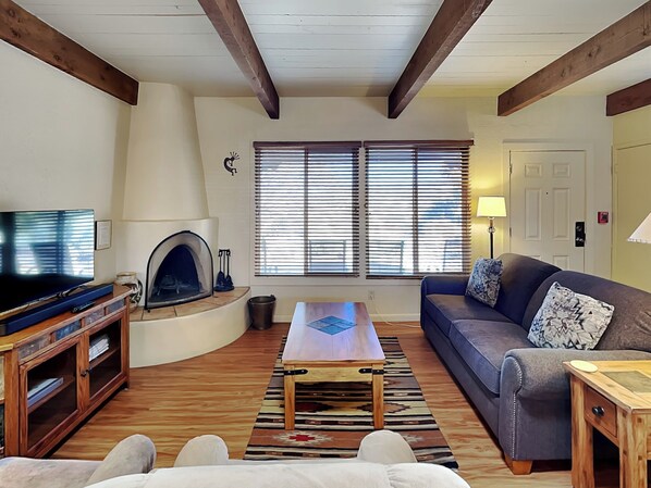 Smart-tv, eldstad och dvd-spelare