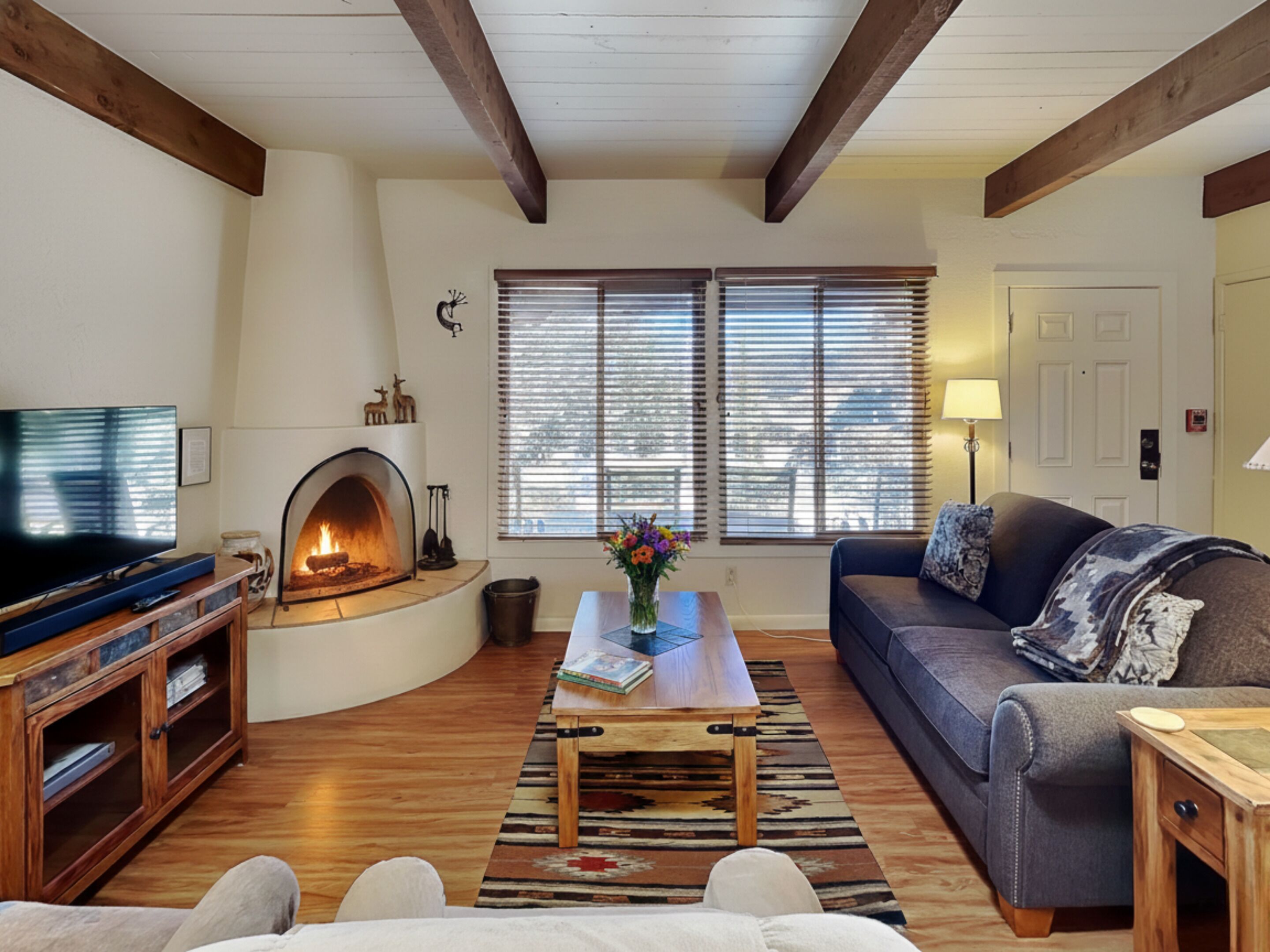 Smart TV, fireplace, DVD player