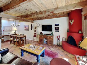 Smart TV, fireplace