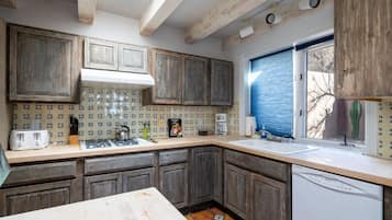 Køleskab, mikrobølgeovn, ovn, kogeplade