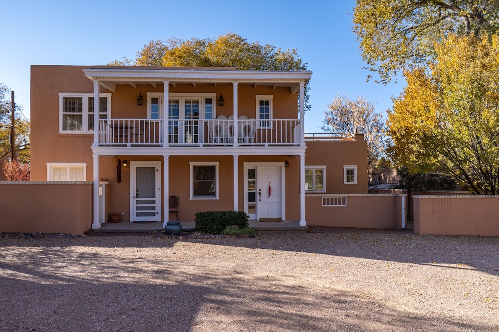 Mountain view condo, patio + cozy fireplace less than 1 mile to Santa Fe Plaza