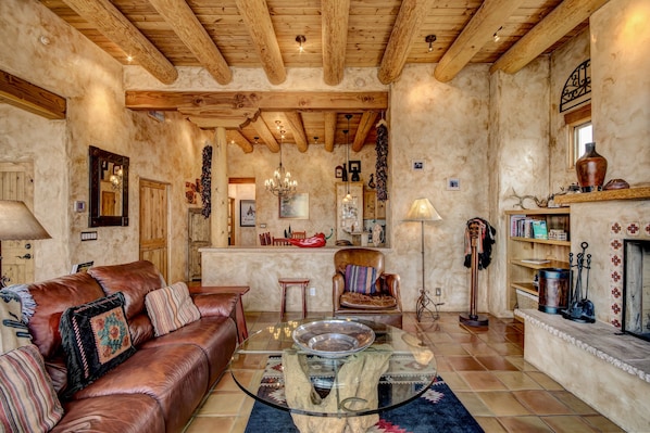 Smart TV, chimenea y reproductor de DVD 