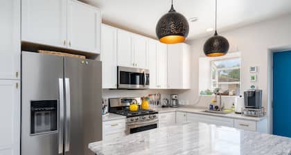 Crescent Moon Casita | Dog Friendly, Walk to Town, Private Outdoor Space