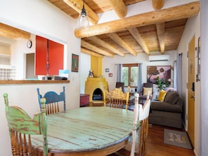 Smart TV, chimenea y futbolito