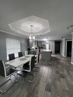 Dining - 3-bedroom house in North  Laredo with AC, WiFi kitchen equipped  (Laredo)