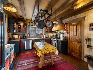 冷蔵庫、電子レンジ、オーブン、コンロ