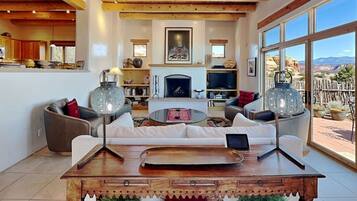 Smart TV, chimenea y reproductor de DVD